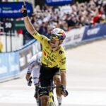 Ваут ван Арт и Тадей Погачар на финише Париж — Рубе 2026 года