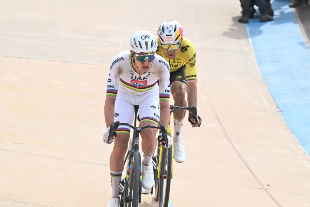 Тадей Погачар и Ваут ван Арт на финише Париж — Рубе 2026