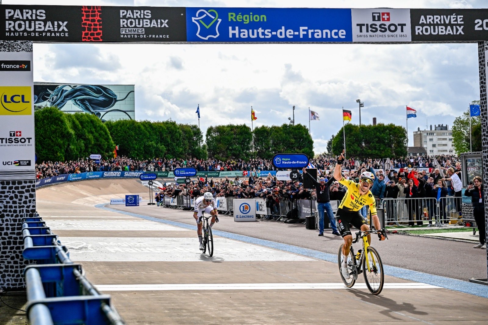 Ваут ван Арт и Тадей Погачар на финише Париж — Рубе 2026