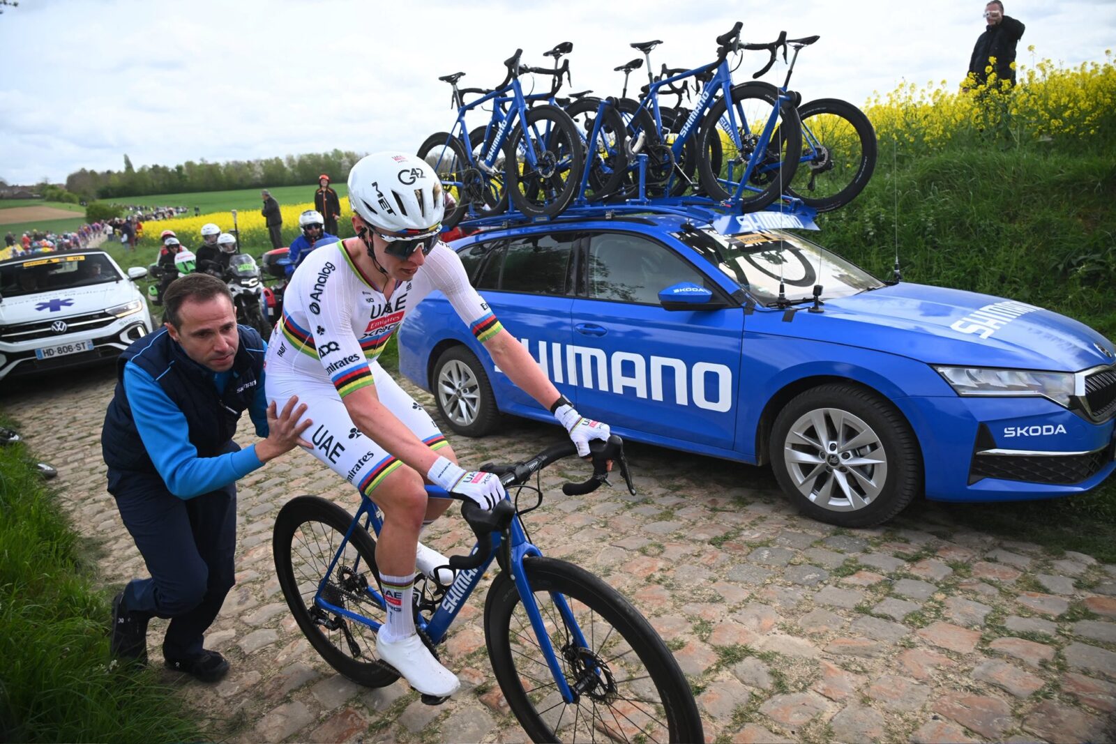 Тадей Погачар пересаживается на сервисный велосипед Shimano