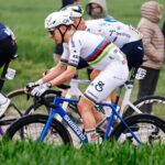 Тадей Погачар на нейтральном велосипеде Shimano во время Париж — Рубе 2026