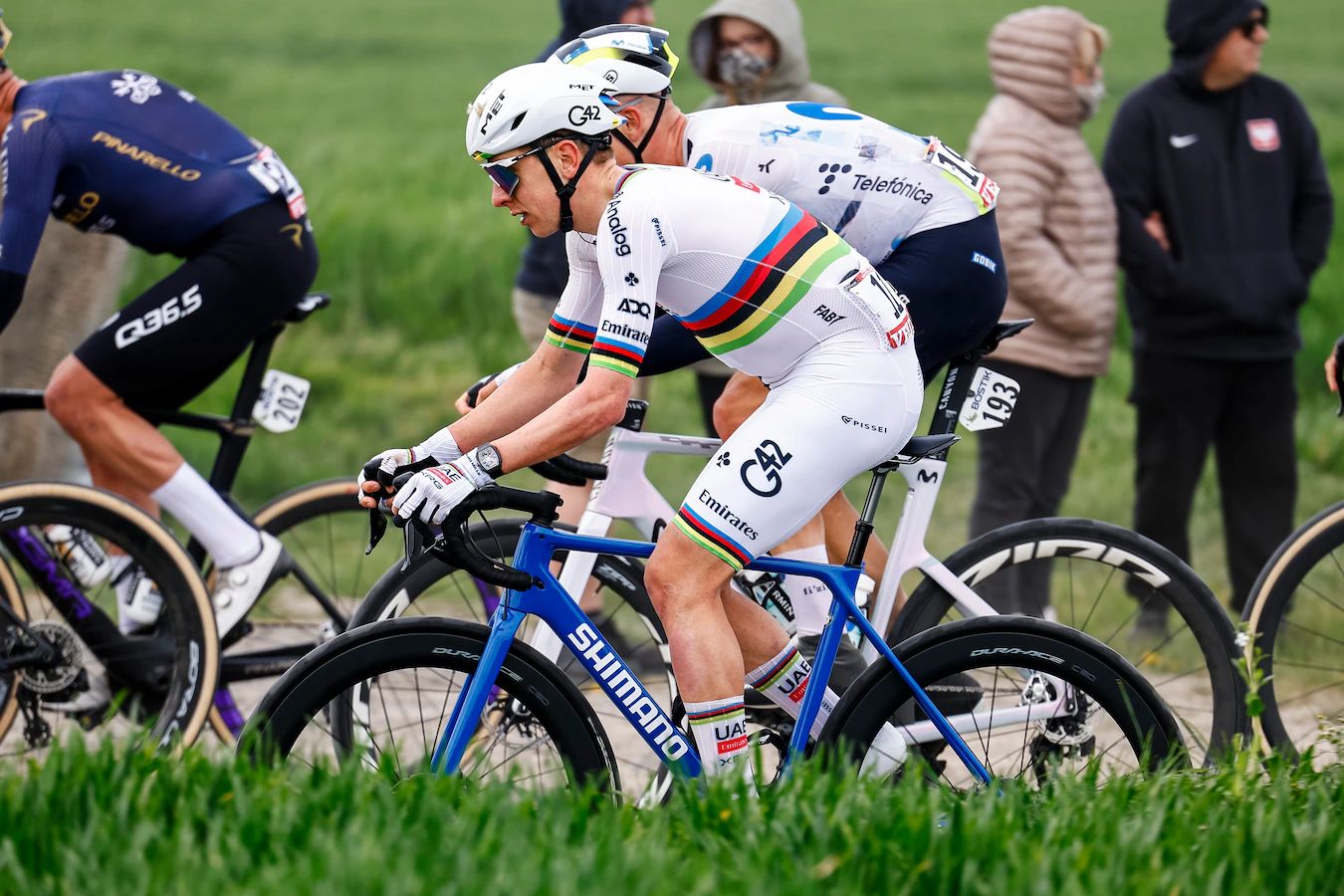 Тадей Погачар на нейтральном велосипеде Shimano во время Париж — Рубе 2026