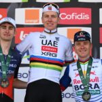 Подиум Льеж — Бастонь — Льеж 2026 года: Поль Сексас, Тадей Погачар и Ремко Эвенепул