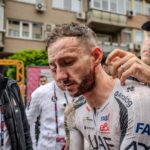 Адам Йейтс на финише второго этапа Джиро д'Италии 2026 года