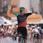 Каспер Хаугланд на финише первого этапа Giro Next Gen 2026 года