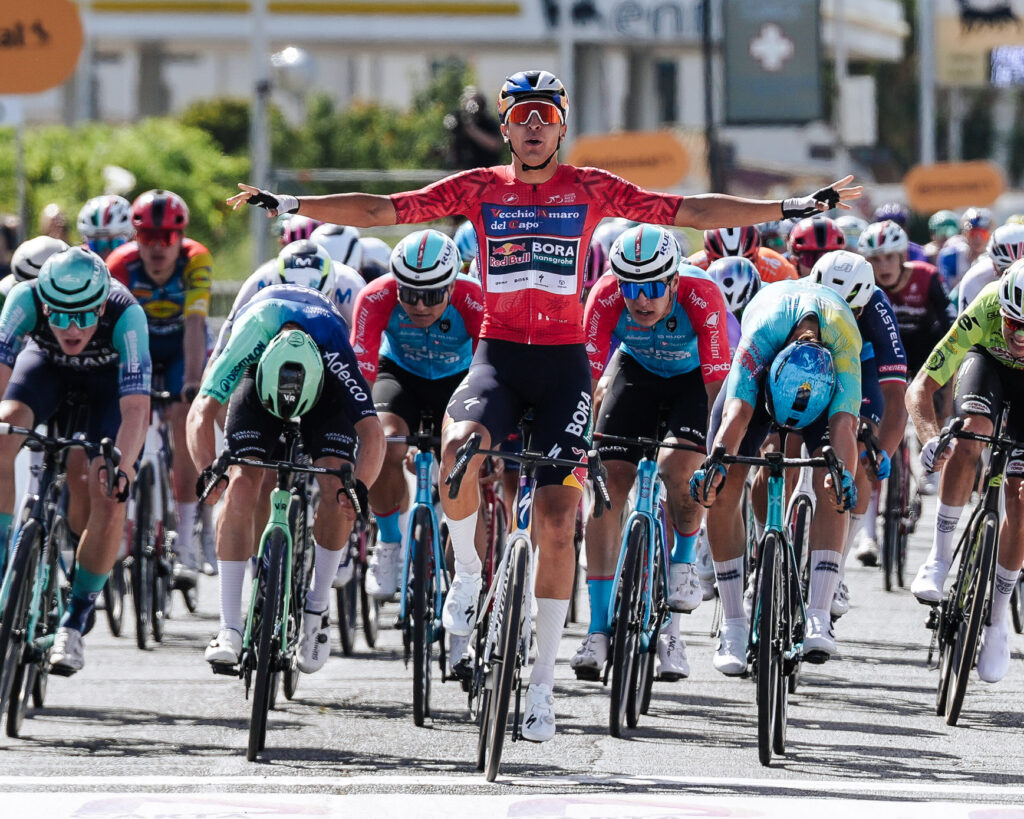 Давиде Донати на финише второго этапа Giro Next Gen 2026 года