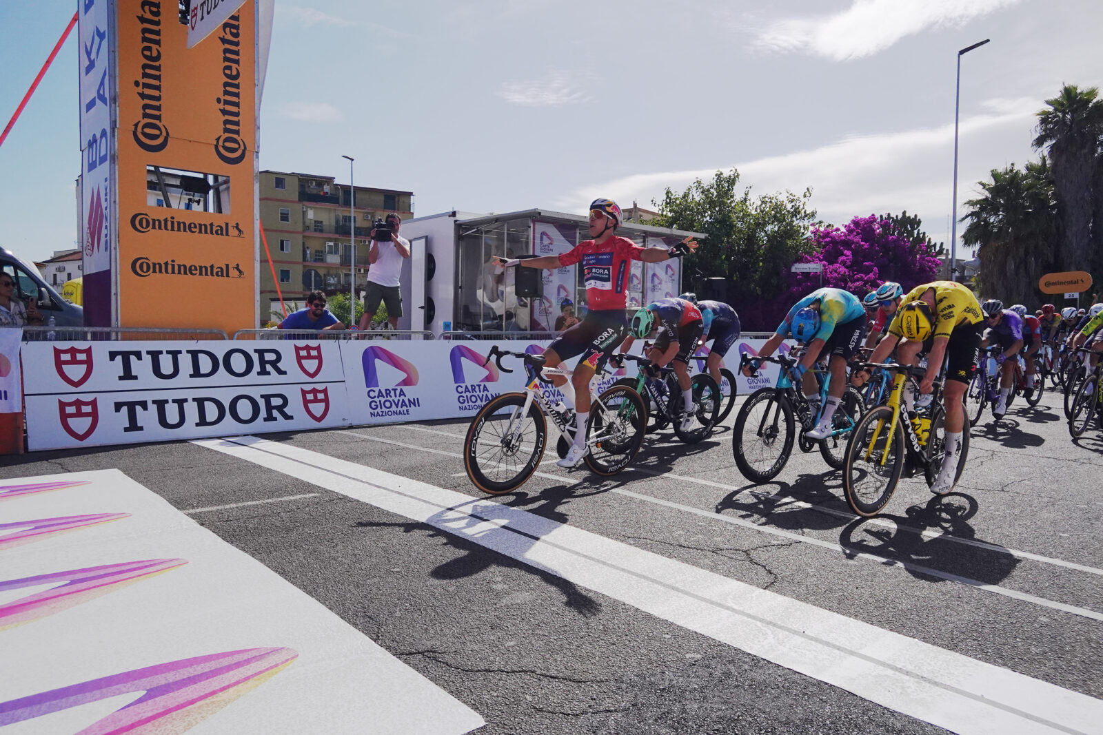 Давиде Донати на финише второго этапа Giro Next Gen 2026 года. Фото: LaPresse