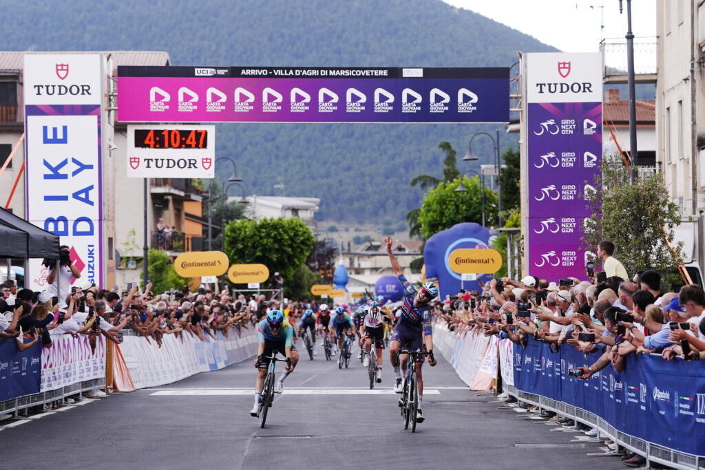 Йеспер Схофс на финише третьего этапа Giro Next Gen 2026 года