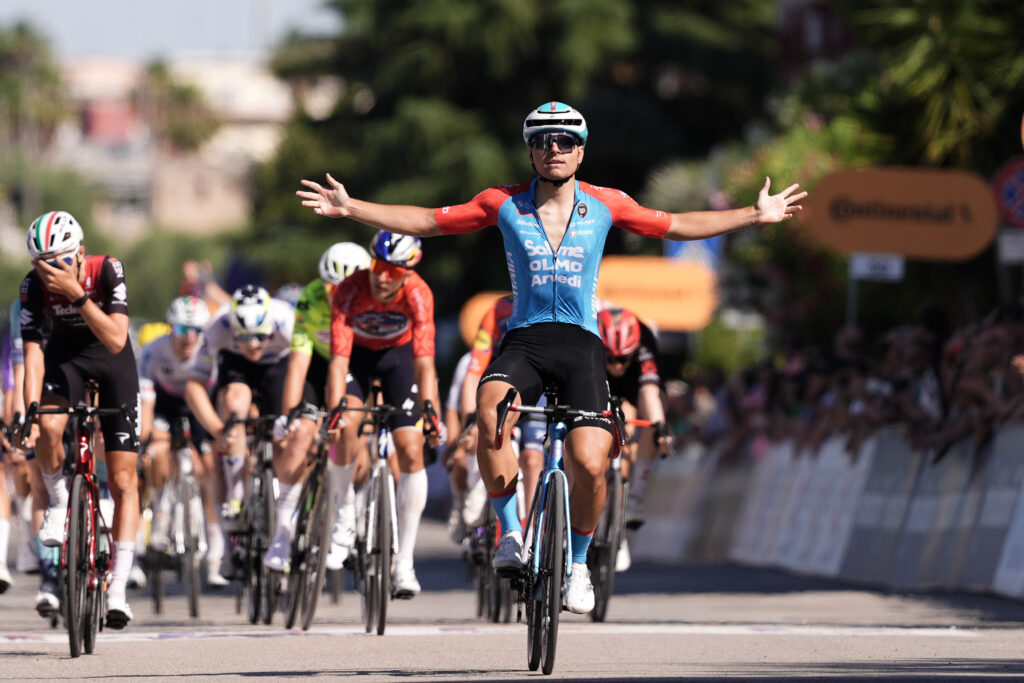Маттео Фиорин на финише четвёртого этапа Giro Next Gen 2026 года