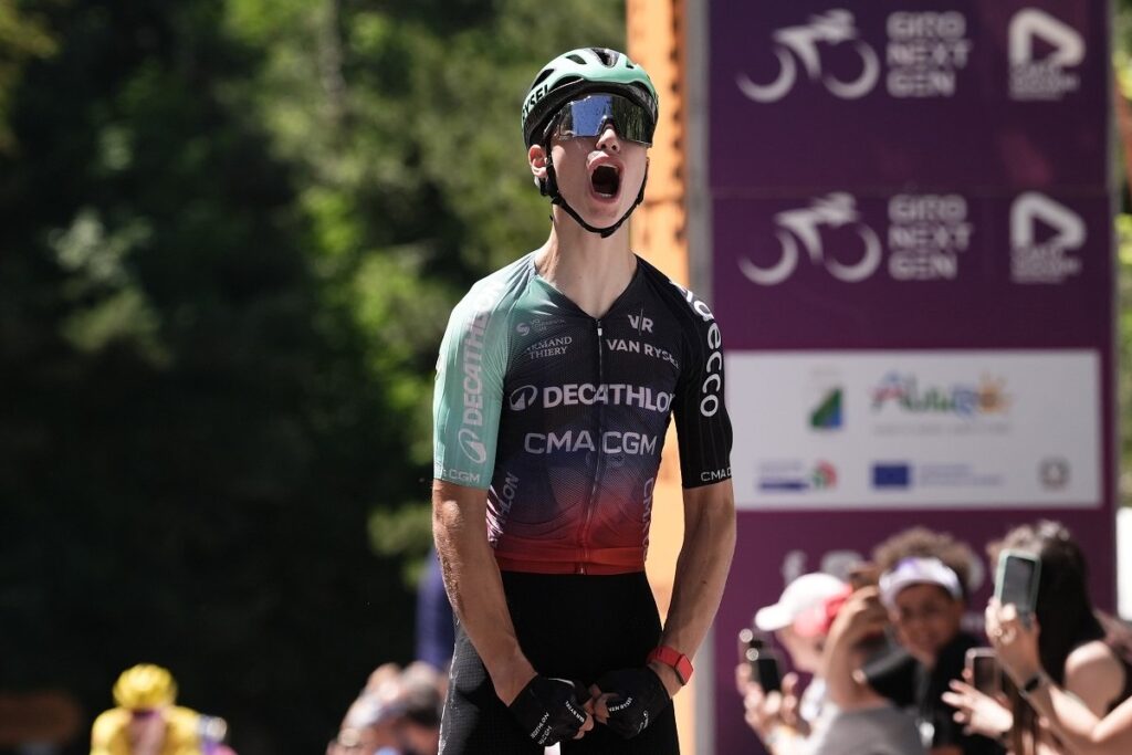 Обен Спарфель на финише седьмого этапа Giro Next Gen 2026 года