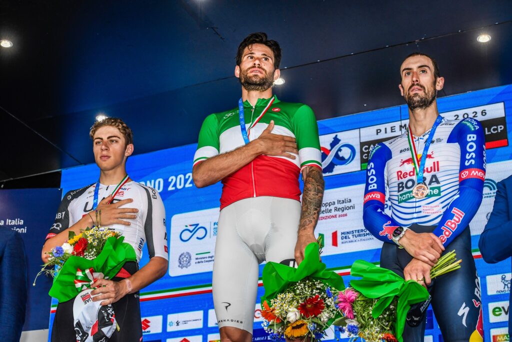 Лука Джайми, Филиппо Ганна и Маттиа Катанео на подиуме чемпионата Италии в гонке с раздельным стартом 2026 года