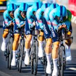 Команда XDS Astana на первом этапе Тур де Франс 2026 года