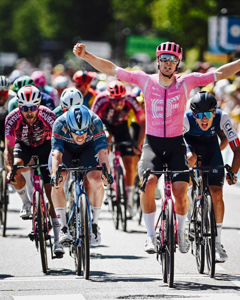 Ноа Хоббс на финише первого этапа Tour de l’Ain 2026 года