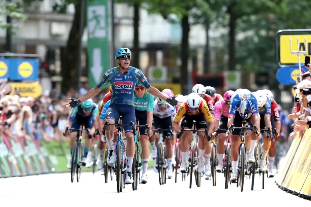 Поль Манье на финише ADAC Cyclassics (Классика Гамбурга) 2026 года