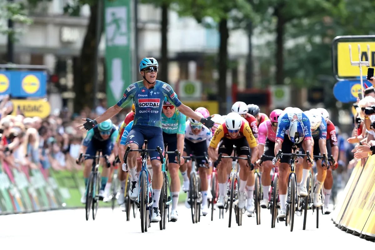 Поль Манье на финише ADAC Cyclassics (Классика Гамбурга) 2026 года