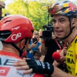 Ваут ван Арт и Тадей Погачар после финиша второго этапа Вуэльты Испании 2026 года