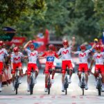 Энрик Мас и товарищи по Movistar на финише 21-го этапа Вуэльты Испании 2026 года