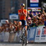 Деми Воллеринг на финише женской гонки чемпионата мира по велоспорту 2026 года