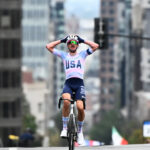 Брэндон МакНалти на финише мужской групповой гонки чемпионата мира по велоспорту 2026 года
