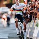 Деми Воллеринг на финише групповой гонки женщин на чемпионате Европы по велоспорту 2026 года