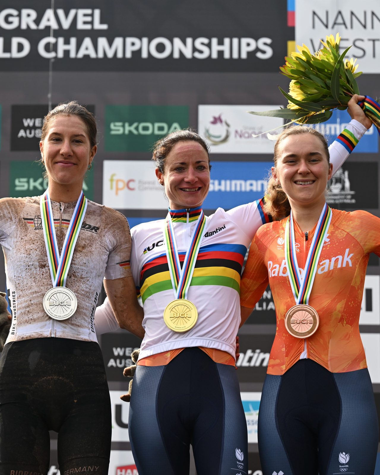Роза Клёзер, Марианна Вос и Ларисса Хартог на подиуме чемпионата мира по гравийным гонкам 2026 года в австралийском Наннупе