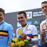 Флориан Вермеерш, Магнус Бак Кларис и Коннор Свфит на подиуме чемпионата мира по гравийным гонкам 2026 года