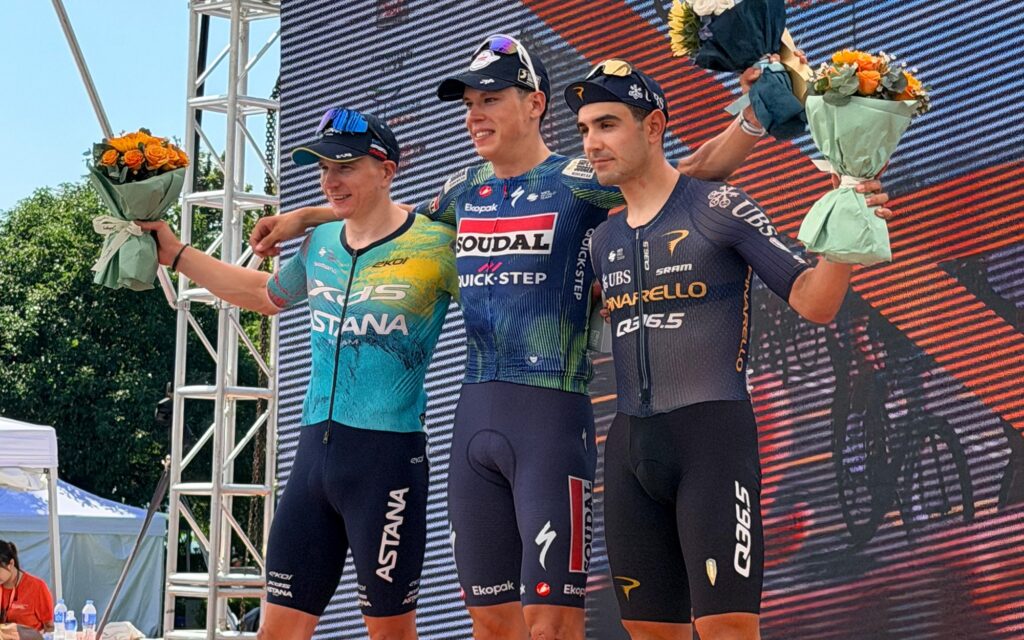 Макс Кантер, Поль Манье и Маттео Москетти на подиуме Hong Kong Cyclothon 2026 года